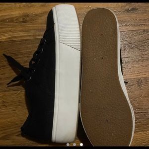 Steve Madden women’s Platform shoe! Brand new but without tags, too big for me.